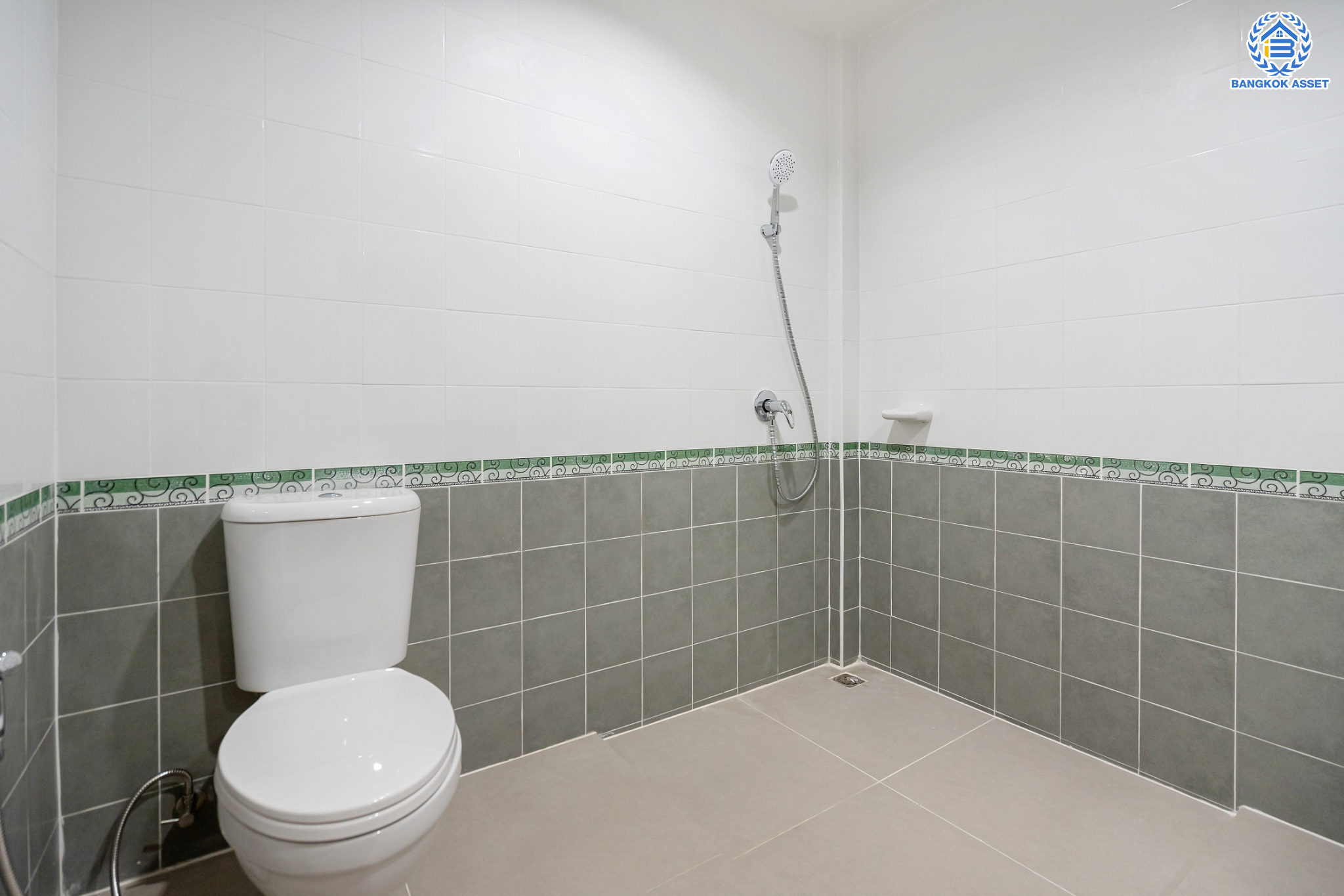 บ้านมือสองตกแต่งใหม่ ม.โรยัลสายไหมวิลเลจ สายไหม ทาวน์โฮม 3 ชั้น เนื้อที่ 20 ตร.ว. ฟังก์ชัน 3 ห้องนอน 4 ห้องน้ำ จอดรถได้ 1 คัน บนทำเลเชื่อมต่อหลายเส้นทาง ถ.รามอินทรา, ถ.สายไหม, ถ.พหลโยธิน, ถ.ลำลูกกา, ถ.สุขาภิบาล5 ใกล้สนามบินดอนเมือง ทางด่วน "รามอินทรา" และรถไฟฟ้าสายสีเขียว "สถานีแยกคปอ."